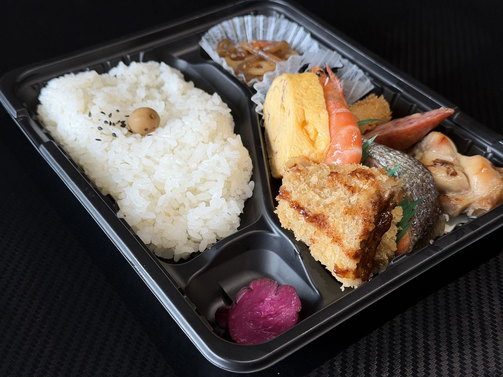 弁当まゆみの幕の内弁当。玉子焼き、海老、魚のフライ、煮物、漬物